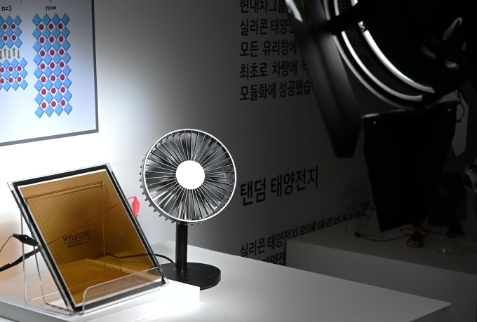 페로브스카이트 투명 태양전지로 생성된 전기를 통해 선풍기를 작동시키는 모습