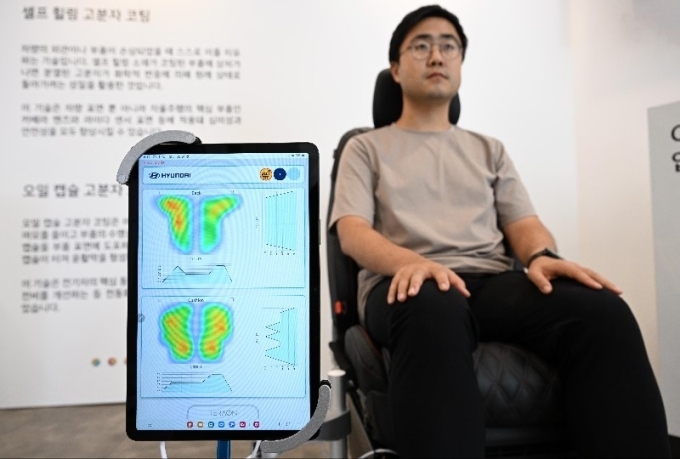 압력 감응형 소재가 적용된 시트를 통해 착좌 자세를 분석하는 모습