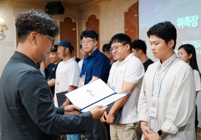 지난 24일 서울여의도 켄싱턴호텔 첼시홀에서 박기석 KG 모빌리티 브랜드마케팅팀장이 크리에이터에게 위촉장을 수여하고 있는 모습.