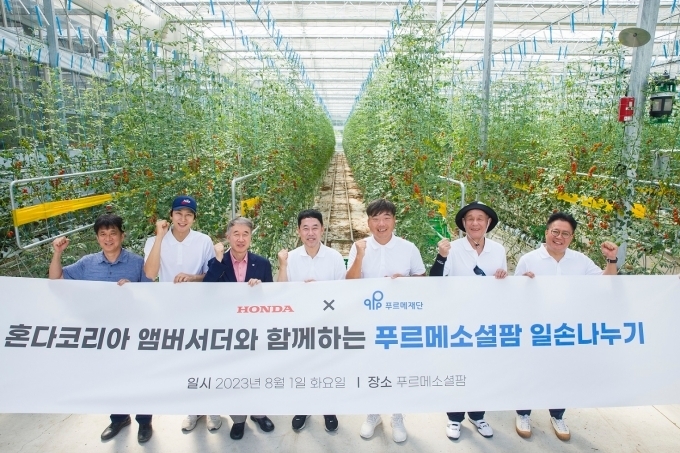 (왼쪽부터) 푸르메소셜팜 김병두 대표, 혼다 홍보대사 배우 심지호, 푸르메재단 백경학 상임이사, 혼다코리아 이지홍 대표이사, 혼다 홍보대사 프로골퍼 이기상, 박철순, 혼다코리아 신범준 홍보팀장이 푸르메소셜팜 일손나누기 봉사활동 후 기념촬영을 하고 있다.