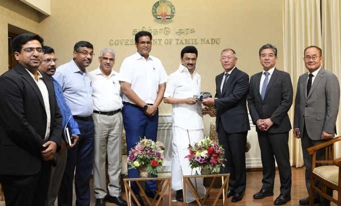 사진 왼쪽 여섯번째부터 M.K.스탈린(M.K.Stalin) 타밀나두주 수상, 현대차그룹 정의선 회장, 현대차 장재훈 사장, 현대차·기아 김용화 CTO(사장)