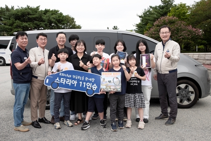 9일 현대차 전주공장에서 진행된 '현대차 저출산, 육아지원 노사 TFT 간담회' 이후 정기환 기술기사(윗줄 왼쪽에서 3번째) 가족에게 스타리아가 증정되고 있다. 윗줄 왼쪽 1번째는 박용주 전국금속노조 현대자동차지부 부지부장, 왼쪽 2번째는 김창국 현대차 울산생산담당 전무, 오른쪽 1번째는 임만규 현대차 전주공장장 전무.