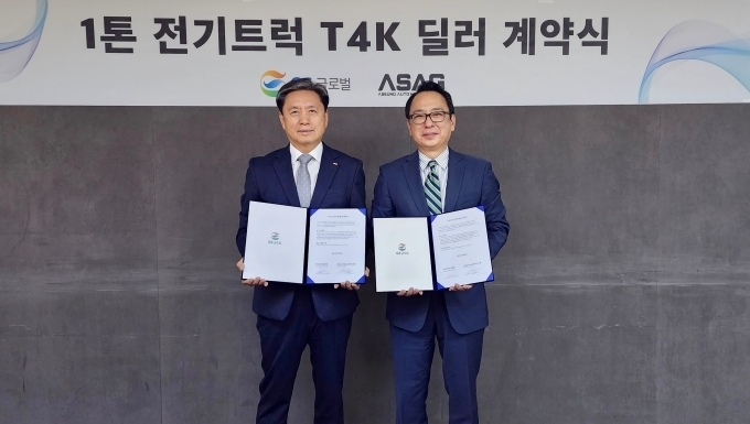 BYD 1톤 전기트럭 T4K의 딜러십 계약을 체결한 GS글로벌 김상현 전무(우측)와 아승오토모티브 이규환 대표이사