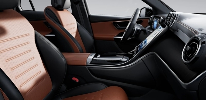 벤츠 GLC 300 4MATIC 온라인 스페셜 마누팍투어 다이아몬드 화이트 브라이트’ 인테리어