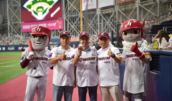 20일 고척 스카이돔 프로야구 키움 히어로즈 홈경기서 시구와 시타를 진행한 르노코리아 스테판 드블레즈 사장(중앙)과 티에이오토 조석호 대표(왼쪽)가 기념 촬영을 하고 있다