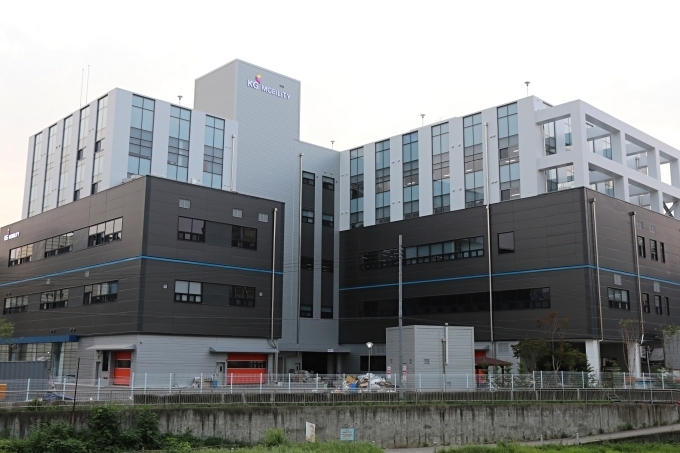 KG 모빌리티가 서울서비스센터(구로동 소재)를 군포시로 이전해 광역서비스센터로 새롭게 개소하고 고객 중심의 차별화된 서비스 제공을 목표로 One Stop Service 시행 등 고객 사후 관리 강화와 서비스 품질 향상에 나섰다.