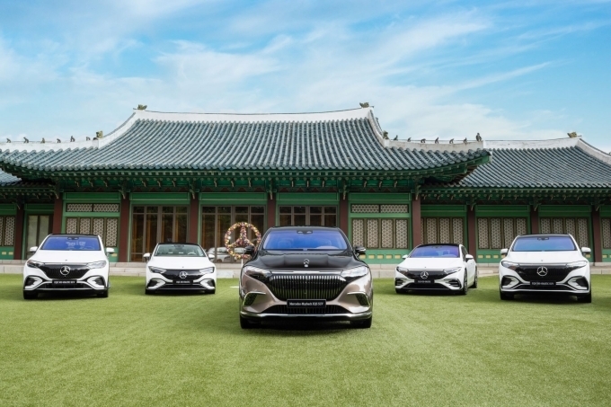 메르세데스-마이바흐 EQS SUV(가운데)와 EVA2 플랫폼 탑재한 메르세데스-벤츠 전기차 4종 (좌측부터 EQE SUV, EQE, EQS, EQS SUV)