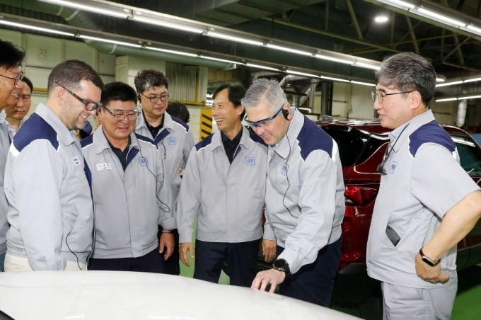 새롭게 부임한 헥터 비자레알 GM 한국사업장 신임 사장이 지난 23일 첫 현장 경영 행보로 GM 부평공장을 방문, 최근 출시 이후 내수 및 글로벌 수요가 폭발적으로 증가하고 있는 쉐보레 더 뉴 트레일블레이저 등의 생산 현장을 점검함과 동시에, 초기 무결점 제조 품질 확보를 위한 품질 관리 현황 등을 살피고 있는 모습.