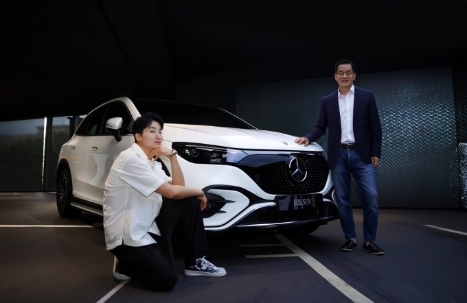 한성자동차 한종문 부사장(오른쪽)과 김헌우 선수(왼쪽)이 순수 전기차 'EQE SUV'와 함께 기념촬영을 하고 있다.