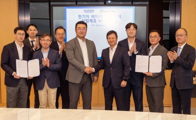 30일 김흥수 현대차그룹 GSO(Global Strategy Office) 담당 부사장(사진 왼쪽 다섯번째)이 박기덕 고려아연 사장(사진 왼쪽 여섯번째)과 전기차 배터리 핵심소재 사업 제휴 업무협약(MOU)을 체결한 뒤 악수를 하고 있다.