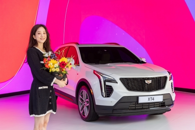 엔트리급 럭셔리 SUV XT4 앰배서더로 활동중인 배우 정려원이 지난 9월 1일 GM의 통합 브랜드 스페이스 ‘하우스 오브 지엠’에서 진행한 라이프스타일 프로그램 ‘캐딜락 패뷸러스 플라워 클래스’에 참여하고, 완성된 꽃다발을 들고 XT4 앞에서 포즈를 취하고 있다.