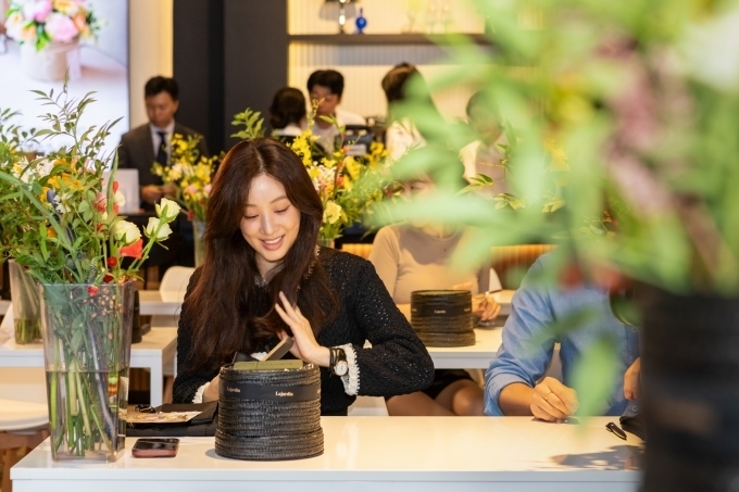 캐딜락이 지난 9월 1일, GM의 통합 브랜드 스페이스 ‘하우스 오브 지엠’에서 진행한 라이프스타일 프로그램 ‘캐딜락 패뷸러스 플라워 클래스’를 마친 고객들이 완성된 꽃다발을 들고 포즈를 취하고 있다.