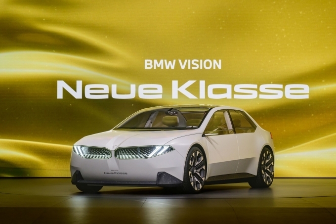 BMW 그룹이 IAA 모빌리티 2023에서 전 세계 최초로 공개한 콘셉트 카 BMW 비전 노이어 클라쎄.