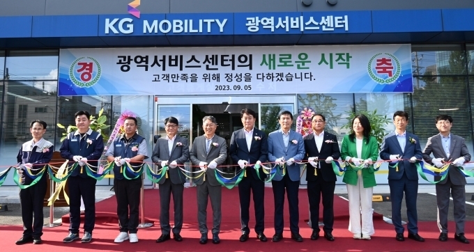 KG 모빌리티의 준공식을 기념하며 KG 모빌리티 곽재선회장(사진 왼쪽 다섯번째), KG 모빌리티 정용원 대표이사(사진 왼쪽 네번째), 하은호 군포시장(사진 왼쪽 여섯번째), 이학영 국회의원(사진 오른쪽 다섯번째), 김용일 군포상공회의소 회장(사진 오른쪽 네번째)이 한마음으로 테이프 컷팅을 하고 있는 모습