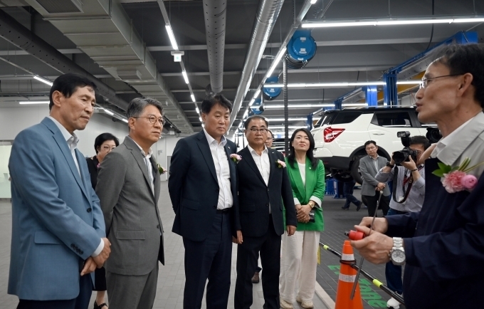 KG 모빌리티 곽재선회장(왼쪽 두번째), 이학영 국회의원(왼쪽 첫번째), 하은호 군포시장(왼쪽 세번째), 김용일 군포상공회의소 회장(사진 오른쪽 두번째)이 정비작업장을 둘러보며 견학하고 있는 모습