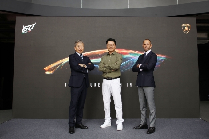 좌측부터 람보르기니 서울 김종복 대표, 그래피티 아티스트 범민, 아태지역 CEO 프란체스코 스카르다오니가 기념촬영을 하고 있다.
