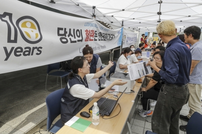 GM 한국사업장 임직원들이 건강증진 프로그램에 참여하고 있다.