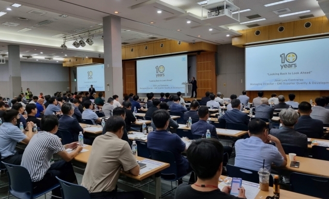 GM 한국사업장 임직원들과 협력사 직원들이 GM 글로벌 안전 주간 10주년 기념 심포지엄에 참여한 모습.