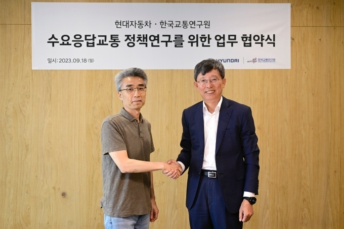 (왼쪽부터) 현대차 SDV본부장 송창현 사장, 한국교통연구원 오재학 원장이 기념 촬영을 하고 있는 모습