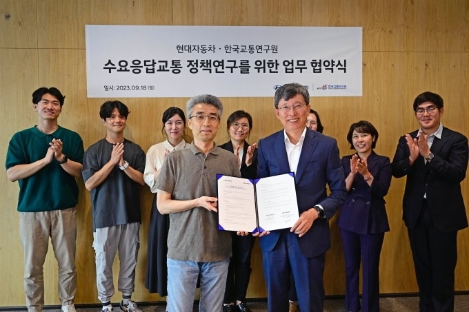 (앞줄 왼쪽부터) 현대차 SDV본부장 송창현 사장, 한국교통연구원 오재학 원장이 기념 촬영을 하고 있는 모습