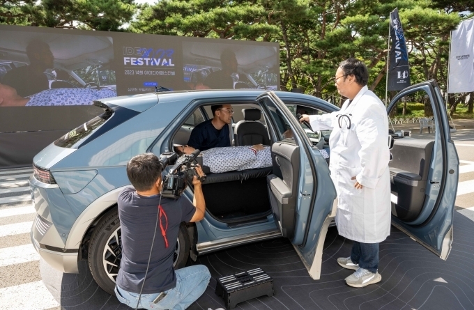 제작 부문 최우수상을 수상한 ‘심오헌 모빌리티’팀이 전기차의 장점을 이용한 ‘찾아가는 인공신장실’을 시연하는 모습