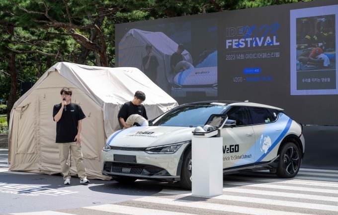 제작 부문 우수상을 수상한 ‘V2GO’팀이 외부 환경에서 활용 가능한 차량 공조시스템을 시연하는 모습