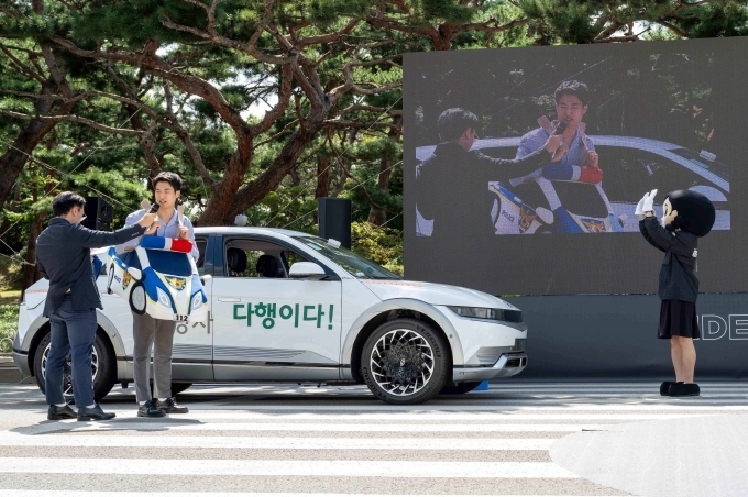 제작 부문 우수상을 수상한 ‘V2S’팀이 사각지대에서 발생하는 안전사고 예방을 위한 사회 안전망 구축 기술을 시연하는 모습