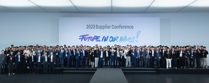 르노코리아와 200여 협력사 관계자가 지난 5월 진행한 ‘2023 협력업체 컨퍼런스’에 참여해 기념사진을 촬영하고 있다.