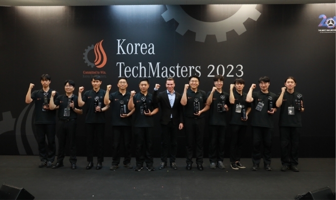 지난 15일 경기도 용인시 메르세데스-벤츠 코리아 트레이닝 아카데미에서 진행된 테크니션 기술 경진 대회 ‘2023 한국 테크마스터’에서 한성자동차 5개 종목 수상자들과 메르세데스-벤츠 코리아 마티아스 바이틀 대표가(왼쪽에서 여섯 번째) 기념 촬영을 하고 있다. <한성자동차 수상자> △SA 종목 차지훈(왼쪽 두 번째), △Body 종목 성혁제(왼쪽 네 번째), △EQ Expert(SA) 종목 박성규(오른쪽 다섯 번째), △Paint 종목 김영수(오른쪽 세 번째), △EQ Expert(Tech) 종목 진민규(오른쪽 두 번째) (사진제공=한성자동차)