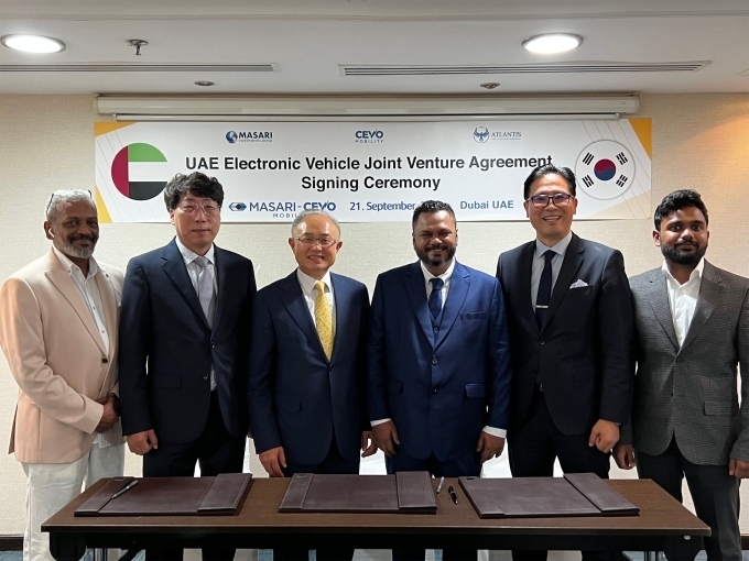 (왼쪽에서 두 번째부터) 쎄보모빌리티 안덕찬 회장과 박영태 대표가 UAE 투자사, 마사리 아틀란티스 인베스트먼트 관계자와 21일 전기차 합작법인 설립 서명 후 기념 촬영을 하고 있다.