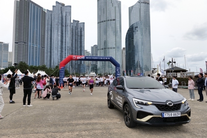 8일 부산 해운대구 수영만요트경기장에서 열린 ‘바다런’ 2023 공정주간 캠페인 5km 마라톤 대회에 부산공장에서 생산해 전세계 수출 중인 르노코리아 XM3 E-TECH 하이브리드가 선두 차량으로 나섰다.