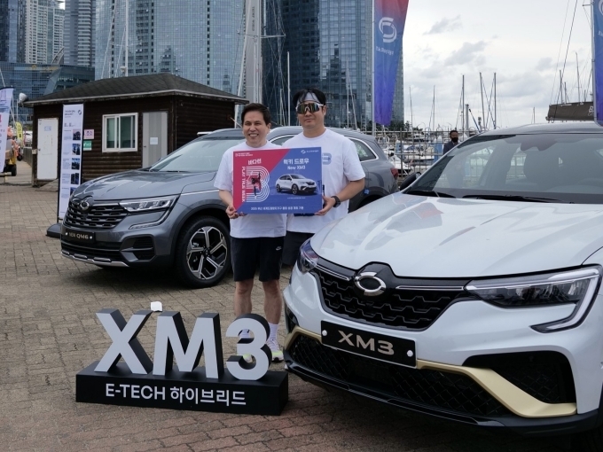 XM3 경품 추첨 당첨자와 황재섭 르노코리아 판매 네트워크 총괄 전무가 기념 촬영하고 있다