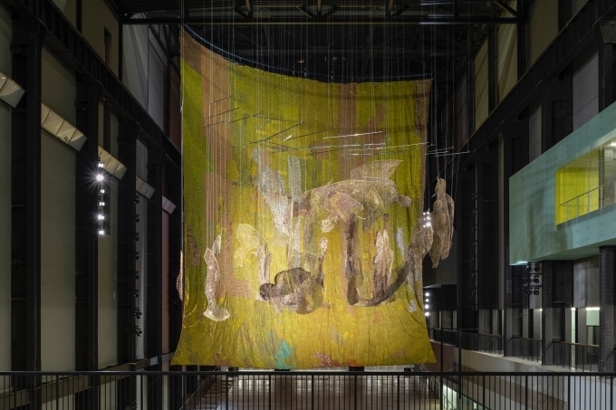 <현대 커미션: 엘 아나추이: Behind the Red Moon> 전시 전경 출처: Hyundai Commission: El Anatsui: Behind the Red Moon, Installation View, Photo ©Tate (Joe Humphrys)