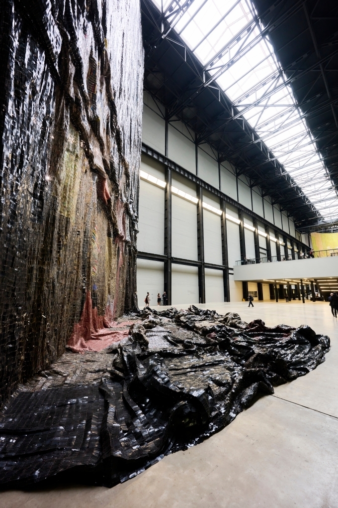 <현대 커미션: 엘 아나추이: Behind the Red Moon> 전시 전경 출처: Hyundai Commission: El Anatsui: Behind the Red Moon Installation View. Photo © Tate (Ben Fisher Photography)