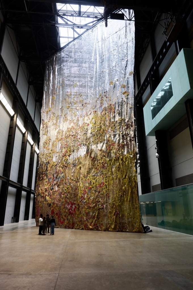 <현대 커미션: 엘 아나추이: Behind the Red Moon> 전시 전경 출처: Hyundai Commission: El Anatsui: Behind the Red Moon Installation View. Photo © Tate (Ben Fisher Photography)