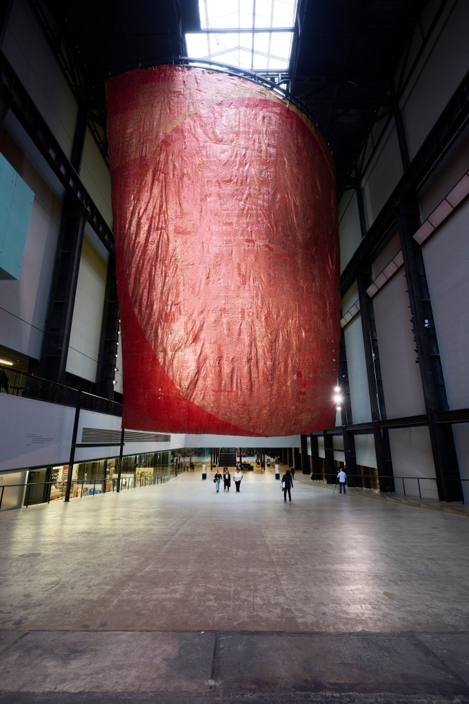 <현대 커미션: 엘 아나추이: Behind the Red Moon> 전시 전경 출처: Hyundai Commission: El Anatsui: Behind the Red Moon Installation View. Photo © Tate (Ben Fisher Photography)