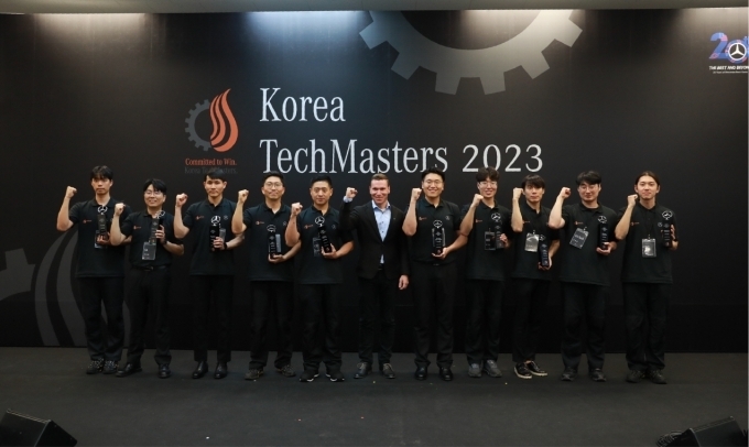 마티아스 바이틀 메르세데스-벤츠 코리아대표(가운데)와 2023 한국 테크마스터에서 한성자동차 5개 종목 수상자들이 기념촬영을 하고 있다.