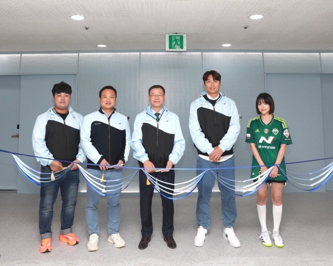 ‘현대 N 라운지 오프닝 이벤트’에서 주요 참석자들이 테이프 커팅식에 앞서 기념촬영을 하는 모습. (왼쪽부터) N 동호회 참석자 대표, N브랜드매니지먼트실 박준우 상무, 전북현대모터스에프씨 허병길 부사장, 전 전북현대 소속 이동국 선수, 배우 겸 가수 강미나