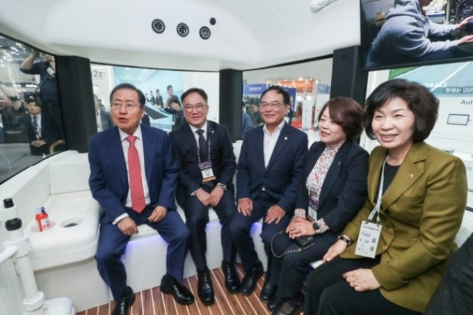 2023 DIFA 개막식에서 홍준표 대구시장(맨 왼쪽)을 비롯한 행사 관계자들이 오토노머스에이투지의 자율주행차 MS 실내에 앉아 있는 모습.
