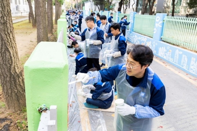 지난 30일, 인천시 부평구에 위치한 청천 2동 어린이집 일대 벽화 그리기 활동에 참여한 GM 임직원들의 모습.