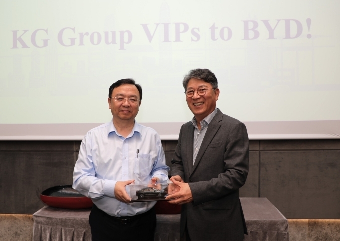 곽재선 KG 모빌리티 회장(오른쪽), 왕찬푸 BYD 회장이 지난 1일 중국 선전 소재 BYD 그룹 본사에서 ‘배터리 팩 한국 공장 협약’과 ‘차세대 하이브리드 시스템 공동개발 협약’을 체결한 뒤 기념촬영을 하고 있다.