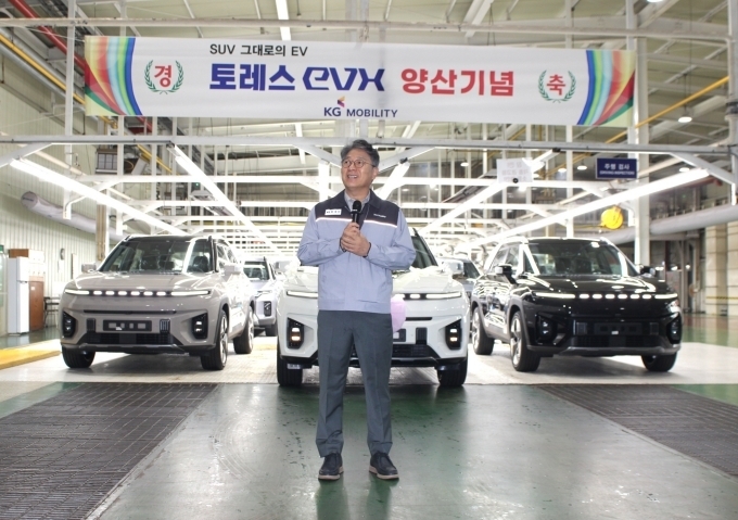 곽재선 KG모빌리티 회장이 3일 평택공장에서 열린 토레스EVX 양산 기념행사에 참여해 축사를 하고 있다.
