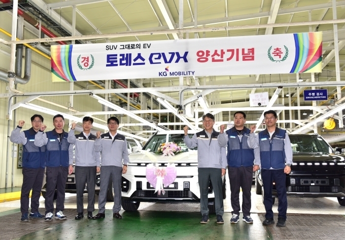 곽재선 회장(왼쪽부터 3번째),정용원 대표이사(4번째),노동조합 선목래 위원장(2번째)이 기념촬영을 하고 있다.