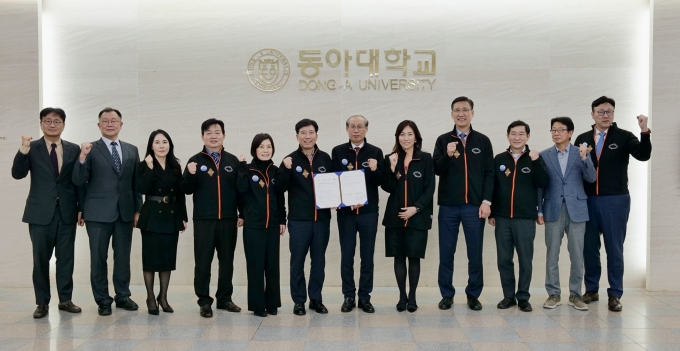 르노코리아와 동아대학교가 미래 기술인재 양성을 위한 산학협력 협약식을 체결하고 (왼쪽 4번째부터) 오응수 동아대학교 대학일자리플러스센터 소장, 박정완 르노코리아 인사본부장, 이해우 동아대학교 총장, 이해진 르노코리아 제조본부장, 상희정 르노코리아 커뮤니케이션본부장, 최성규 르노코리아 연구소장, 최정호 동아대학교 링크단장 및 동아대 관계자들이 기념 촬영을 하고 있다.