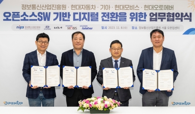 (왼쪽부터) 현대오토에버 기술총괄담당 김지윤 전무, 현대차·기아 연구개발기획조정실장 성낙섭 상무, 정보통신산업진흥원 허성욱 원장, 현대모비스 FTCI담당 천재승 상무가 기념 촬영을 하고 있다.