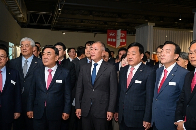 현대차그룹 정의선 회장을 비롯한 주요 관계자들이 울산 EV 전용공장 기공식 맞아 진행되는 헤리티지 전시를 관람하고 있다.