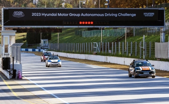 2023 자율주행 챌린지 결승전에서 자율주행차가 트랙을 달리는 모습 (오른쪽부터 건국대 AutoKU-R팀, KAIST EureCar-R팀, 인하대 AIM팀의 차량)