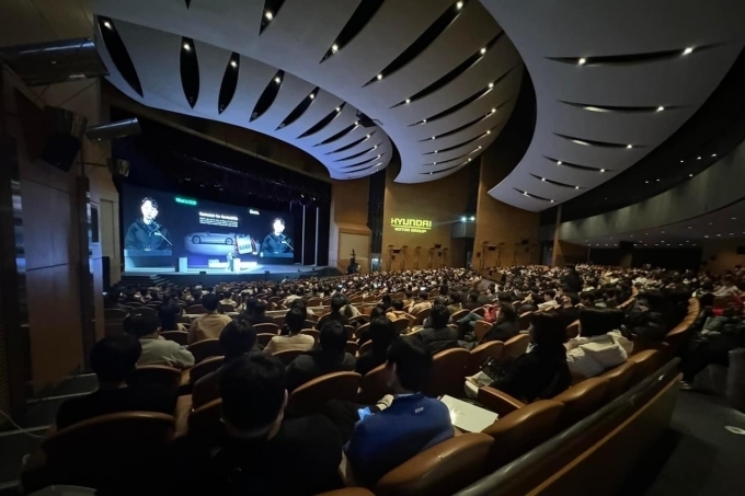 컨퍼런스 발표가 진행되는 모습