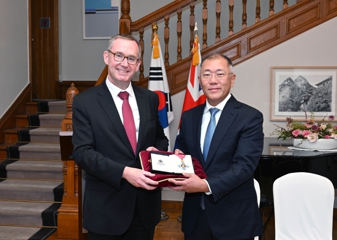 정의선 현대자동차그룹 회장(오른쪽)이 14일 서울 중구 주한 영국 대사관에서 열린 대영제국훈장 수훈식에서 콜린 크룩스(Colin Crooks) 주한 영국 대사로부터 대영제국 지휘관 훈장을 전달받고 기념촬영을 하고 있다.