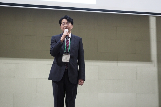 지난 16일 한국자동차공학회 신임회장으로 선임된 현대자동차 전병욱 연구위원이 취임 인사말을 전하고 있다